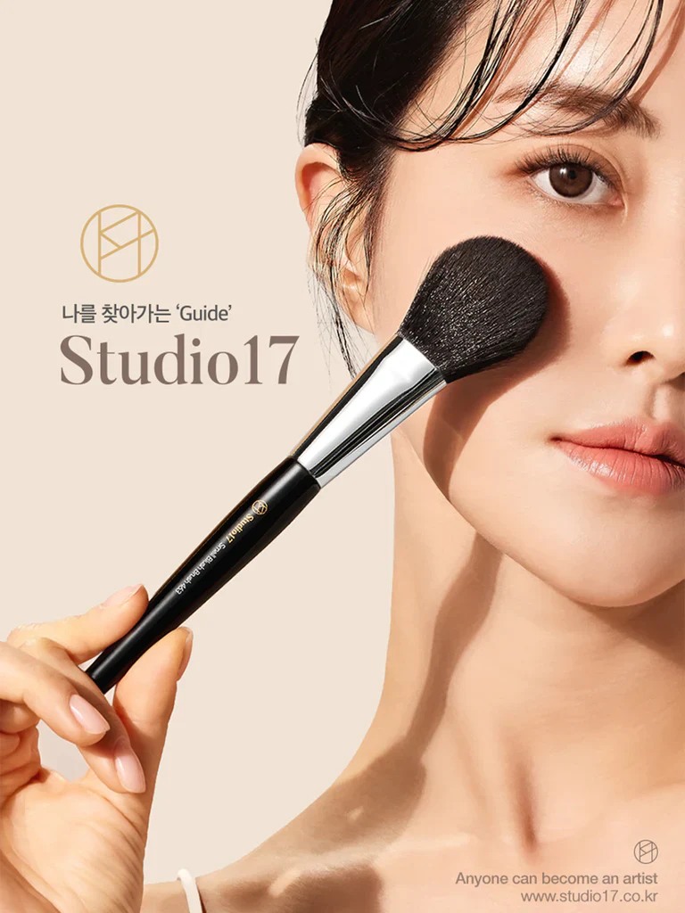 STUDIO 17 Velvet Powder Brush 423 - Image 4